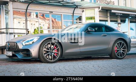 Mercedes-AMG GT S (C190) dans la vieille ville de Vilnius Banque D'Images