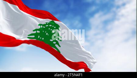 Drapeau national du Liban agitant dans le vent par temps clair. Trois bandes horizontales de rouge, blanc, rouge, avec un cèdre libanais vert au centre. 3d illust Banque D'Images