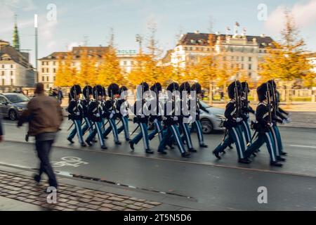 Copenhague, Danemark - 22 octobre 2023 : la garde royale du palais d'Amalienborg défilant dans les rues de Copenhague, Danemark, pour le changement de t Banque D'Images