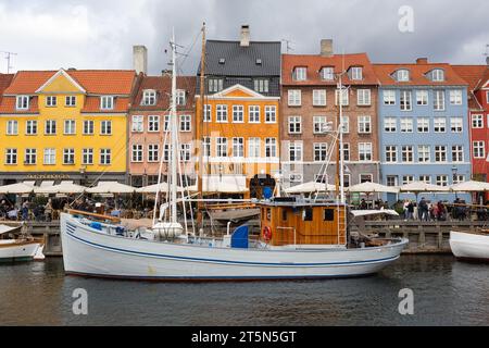 Vue générale de la rue principale du quartier Nyhavn à Copenhague, Danemark. Banque D'Images