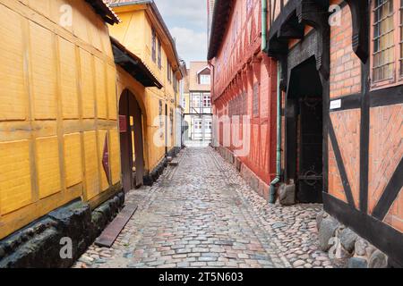 Odense, Danemark - 21 octobre 2023 : ruelle où se trouve le musée d'histoire de la ville d'Odense à l'angle de l'Overgade 48 Banque D'Images