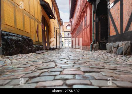 Odense, Danemark - 21 octobre 2023 : ruelle où se trouve le musée d'histoire de la ville d'Odense à l'angle de l'Overgade 48 Banque D'Images