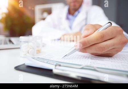 médecin prenant des notes ou une recette avec un stylo à crayon et du papier pour l'infirmière du patient gros plan. hôpital médical Banque D'Images