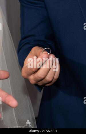 Un marié expose la bague qu'il a achetée pour sa mariée lors de la cérémonie d'échange ou de bagues d'un mariage juif. Banque D'Images