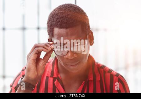 Gros plan d'un jeune homme d'affaires afro-américain réfléchi Banque D'Images