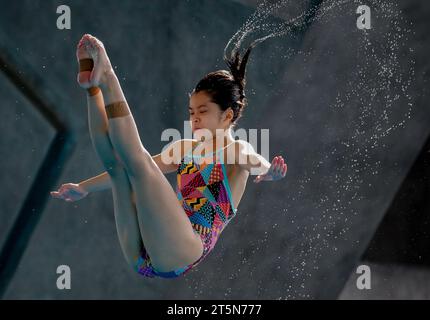 Kuala Lumpur, Malaisie. 05 novembre 2023. Chan TSZ Ming de Hong Kong en action dans le 3m Springboard préliminaire féminin pendant les Championnats de plongée Open de Malaisie au Centre aquatique National, Bukit Jalil. (Photo de Wong Fok Loy/SOPA Images/Sipa USA) crédit : SIPA USA/Alamy Live News Banque D'Images