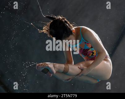 Kuala Lumpur, Malaisie. 05 novembre 2023. Chan TSZ Ming de Hong Kong en action dans le 3m Springboard préliminaire féminin pendant les Championnats de plongée Open de Malaisie au Centre aquatique National, Bukit Jalil. (Photo de Wong Fok Loy/SOPA Images/Sipa USA) crédit : SIPA USA/Alamy Live News Banque D'Images