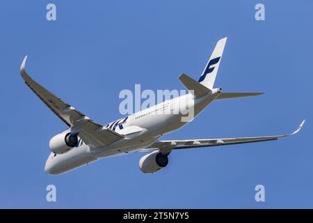 Finnair Airbus A350-941, immatriculé OH-LWO, départ ouest de l'aéroport de Londres Heathrow LHR dans des conditions de ciel bleu parfait par un après-midi d'été ensoleillé Banque D'Images