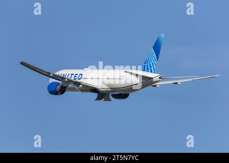 Boeing 777-222ER de United Airlines, immatriculation N796UA décollant de l'aéroport de Londres Heathrow LHR dans des conditions parfaites par un après-midi d'été ensoleillé Banque D'Images