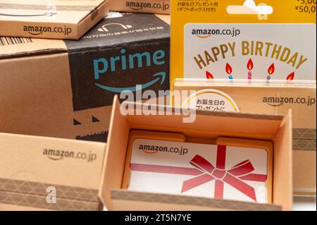 Fuji, Shizuoka, Japon - 11 août 2022 : boîte en carton avec le logo Amazon Prime et divers types de boîte de carte cadeau Amazon vendus au Japon isolé sur ba blanc Banque D'Images