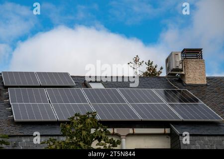 Panneaux solaires photovoltaïques installés sur un toit en ardoise Banque D'Images