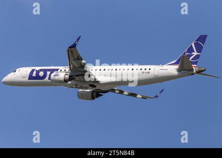 LOT Embraer E195LR, immatriculation SP-LNK décollant à l'ouest de l'aéroport de Londres Heathrow LHR dans des conditions parfaites par un après-midi d'été ensoleillé Banque D'Images