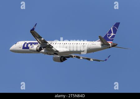 LOT Embraer E195LR, immatriculation SP-LNK décollant à l'ouest de l'aéroport de Londres Heathrow LHR dans des conditions parfaites par un après-midi d'été ensoleillé Banque D'Images