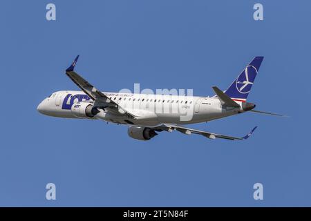 LOT Embraer E195LR, immatriculation SP-LNK décollant à l'ouest de l'aéroport de Londres Heathrow LHR dans des conditions parfaites par un après-midi d'été ensoleillé Banque D'Images