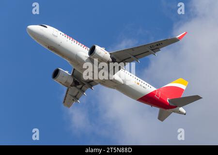 Iberia Airbus A321-251N Neo, immatriculation EC-MXY décollant à l'ouest de l'aéroport de Londres Heathrow LHR dans des conditions parfaites par un après-midi d'été ensoleillé Banque D'Images