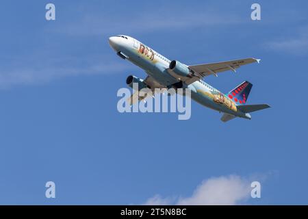 Brussels Airlines Airbus A320-214, immatriculation OO-SNE au départ de Londres Heathrow LHR en direction de l'ouest dans des conditions parfaites par un après-midi d'été ensoleillé Banque D'Images