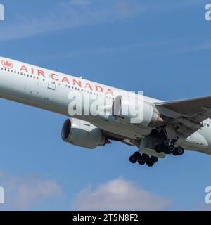 Boeing 777-333ER d'Air Canada, immatriculé C-FIVQ, décollant du LHR de Londres Heathrow dans des conditions parfaites un après-midi de septembre Banque D'Images