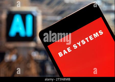 Chine. 03 novembre 2023. Dans cette illustration photo, le logo de la multinationale britannique d’armement, de sécurité et d’aérospatiale Bae Systems est affiché sur un smartphone avec une puce d’intelligence artificielle (IA) et un symbole en arrière-plan. Crédit : SOPA Images Limited/Alamy Live News Banque D'Images