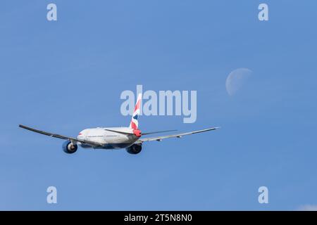 Boeing 777-236ER de British Airways, immatriculation G-VIIY au départ de Londres Heathrow en parfait état avec la lune visible Banque D'Images