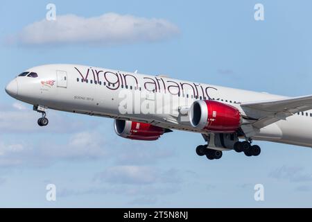 Virgin Atlantic 787-9 Dreamliner 'Olivia-Rae', immatriculation G-VCRU volant au départ de Londres Heathrow dans des conditions parfaites en fin d'après-midi d'automne Banque D'Images