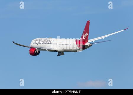 Virgin Atlantic 787-9 Dreamliner 'Olivia-Rae', immatriculation G-VCRU volant au départ de Londres Heathrow dans des conditions parfaites en fin d'après-midi d'automne Banque D'Images