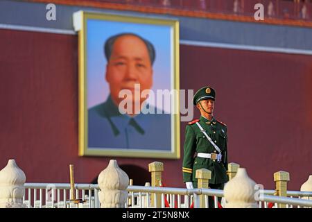 Pékin, Chine - 29 mars 2019 : des soldats armés de la police prennent garde sous un portrait géant de Mao Zedong, Pékin, Chine Banque D'Images