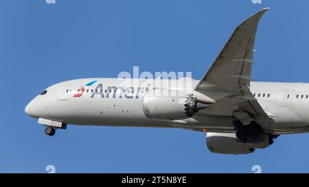 Un Boeing 787-9 Dreamliner d'American Airlines en croisière au départ de l'aéroport de Londres Heathrow par un bel après-midi d'automne ensoleillé Banque D'Images