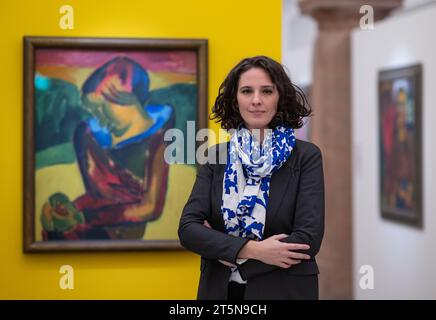 Chemnitz, Allemagne. 06 novembre 2023. L’historienne de l’art Florence Thurmes a rejoint les collections d’art de Chemnitz. La ville a présenté le Luxembourg, âgé de 42 ans, comme futur directeur général des collections d’art. Le futur responsable des collections d’art veut renforcer le travail démocratique et resserrer les réseaux dans les environs. Son but est de briser les barrières au musée et de séduire les jeunes générations. Thurmes prendra ses fonctions début 2024. Crédit : Hendrik Schmidt/dpa/Alamy Live News Banque D'Images