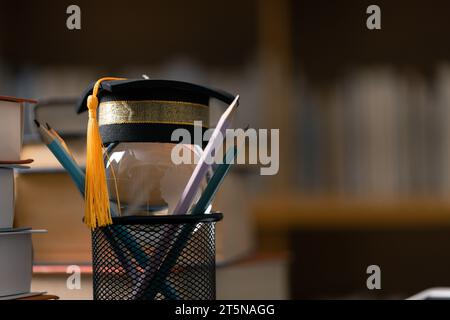 Capuchon de graduation avec globe terrestre. Concept d'étude mondiale des affaires, enseignement à l'étranger, rentrée scolaire. L'éducation dans le monde mondial, étudier à l'étranger Banque D'Images