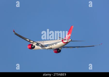 Virgin Atlantic Airbus A330-941, immatriculation G-VTOM en train de quitter Londres Heathrow par une soirée ensoleillée de fin d'automne à l'heure d'or Banque D'Images