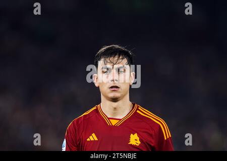 Rome, Italie. 05 novembre 2023. Paulo Dybala de Roma se penche sur le match de football de Serie A entre L'AS Roma et l'US Lecce le 5 novembre 2023 au Stadio Olimpico à Rome, Italie - photo Federico Proietti/DPPI crédit : DPPI Media/Alamy Live News Banque D'Images