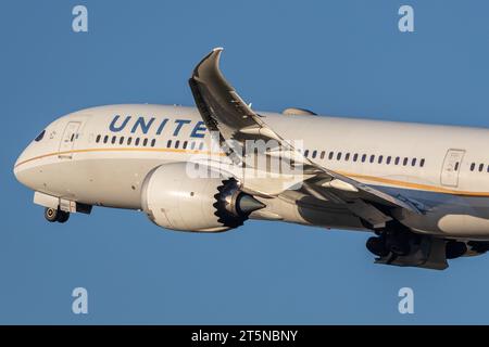 Un Boeing 787-9 Dreamliner de United Airlines, immatriculé N19951, embarquant de l'aéroport de Londres Heathrow par une glorieuse et ensoleillée fin d'après-midi d'automne Banque D'Images