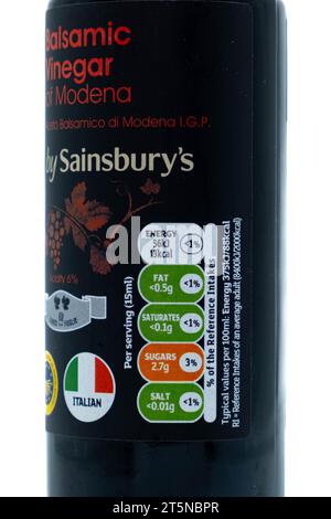 Irvine, Écosse, Royaume-Uni - 02 octobre 2023 : vinaigre balsamique de Modène de marque Sainsbury dans une bouteille en verre recyclable avec dessus en métal montrant les graphiques i. Banque D'Images