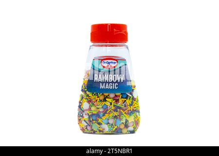 Irvine, Écosse, Royaume-Uni - 02 octobre 2023 : Dr Oetker marque des décorations de gâteau magique arc-en-ciel dans une bouteille en plastique et un bouchon qui est recyclable et montrant g Banque D'Images
