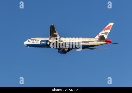 Boeing 777-236ER de British Airways, immatriculé G-VIIW décollant du LHR de Londres Heathrow par une belle après-midi en fin d'automne sous un soleil doré Banque D'Images