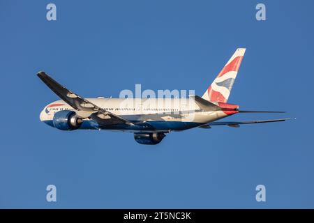 Boeing 777-236ER de British Airways, immatriculé G-VIIW décollant du LHR de Londres Heathrow par une belle après-midi en fin d'automne sous un soleil doré Banque D'Images