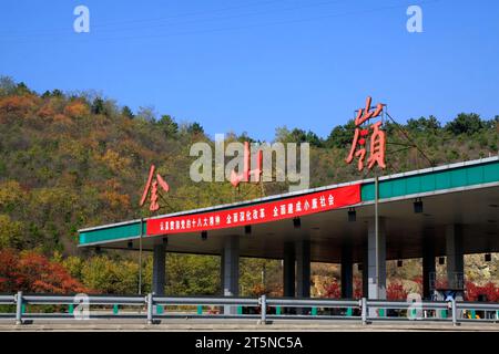 VILLE DE CHENGDE - OCTOBRE 19 : apparence architecturale de la station de péage de l'autoroute de Jinshanling, le 19 octobre 2014, comté de Luanping, province de Hebei, Chine Banque D'Images