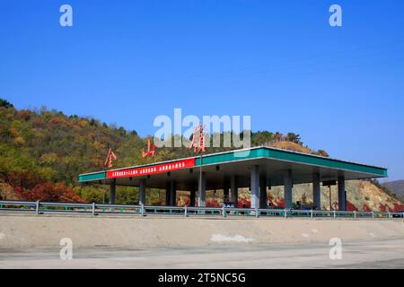 VILLE DE CHENGDE - OCTOBRE 19 : apparence architecturale de la station de péage de l'autoroute de Jinshanling, le 19 octobre 2014, comté de Luanping, province de Hebei, Chine Banque D'Images