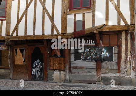 Une image d'un chevalier agenouillé sur un vieux bâtiment dans le centre de Troyes, France Banque D'Images