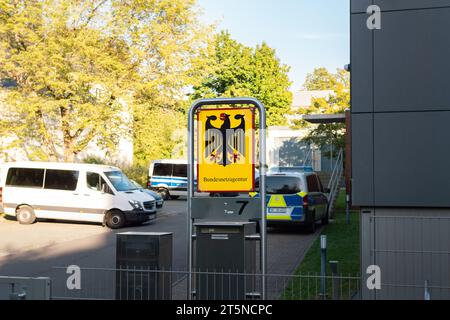 Bundesnetzagentur (Agence fédérale des réseaux) signe logo à l'entrée du bâtiment du gouvernement. Voitures de police parking sur la cour. Banque D'Images