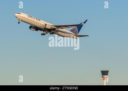 Boeing 767-322ER de United Airlines, immatriculé N673UA quittant l'aéroport de Londres Heathrow par une soirée ensoleillée d'automne à l'heure d'or Banque D'Images
