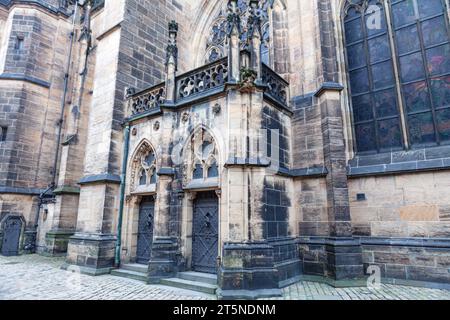 Magnifique entrée de St. Cathédrale de Vitus dans la ville historique de Prague, République tchèque . Entrée de la cathédrale fabriquée à partir de pierre vieillie, ajoutant à son Banque D'Images