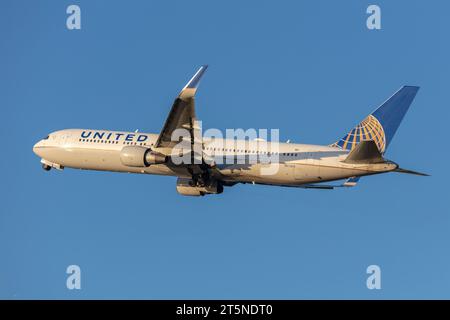 Boeing 767-322ER de United Airlines, immatriculé N673UA quittant l'aéroport de Londres Heathrow par une soirée ensoleillée d'automne à l'heure d'or Banque D'Images