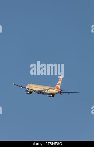 British Airways Airbus A321-231, immatriculé G-EUXE en train de quitter l'aéroport de Londres Heathrow à l'heure d'or par une soirée ensoleillée d'automne Banque D'Images
