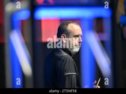 Tianjin. 6 novembre 2023. Mark Williams regarde pendant le match entre Mark Williams du pays de Galles et Zhang Anda de Chine au Championnat international de snooker 2023 dans la municipalité de Tianjin, dans le nord de la Chine, le 6 novembre 2023. Crédit : Li Ran/Xinhua/Alamy Live News Banque D'Images