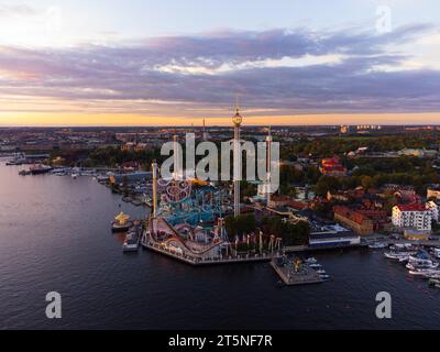 Vue aérienne en soirée d'un parc d'attractions à Stockholm, en été. Banque D'Images