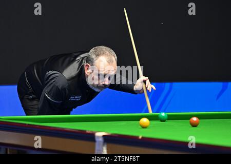 Tianjin. 6 novembre 2023. Mark Williams regarde pendant le match entre Mark Williams du pays de Galles et Zhang Anda de Chine au Championnat international de snooker 2023 dans la municipalité de Tianjin, dans le nord de la Chine, le 6 novembre 2023. Crédit : Li Ran/Xinhua/Alamy Live News Banque D'Images