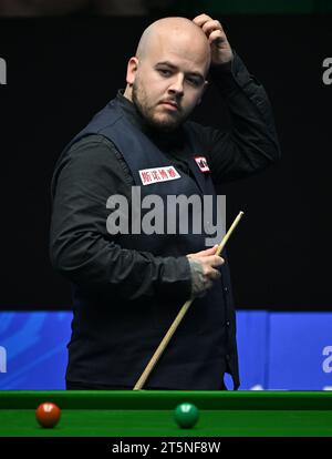 Tianjin. 6 novembre 2023. Luca Brecel participe au match entre Luca Brecel, de Belgique, et Mark Davis, d'Angleterre, au Championnat international de snooker 2023 dans la municipalité de Tianjin, dans le nord de la Chine, le 6 novembre 2023. Crédit : Li Ran/Xinhua/Alamy Live News Banque D'Images