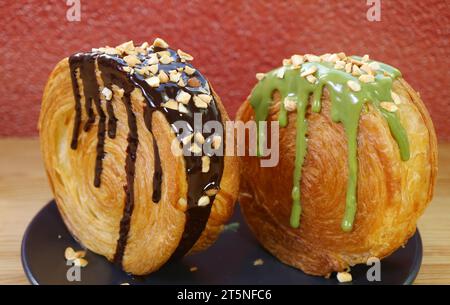 Succulent un pir de croissants Supreme en forme de cercle avec chocolat et pistache Ganache Banque D'Images