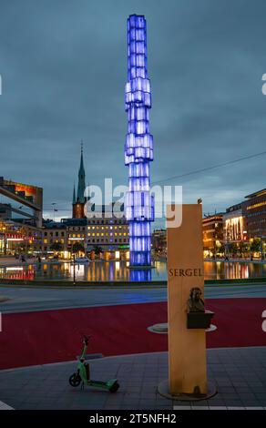 Le célèbre monument sur la place Sergel à Stockholm, en Suède le soir, avec des lumières illuminant la ville Banque D'Images